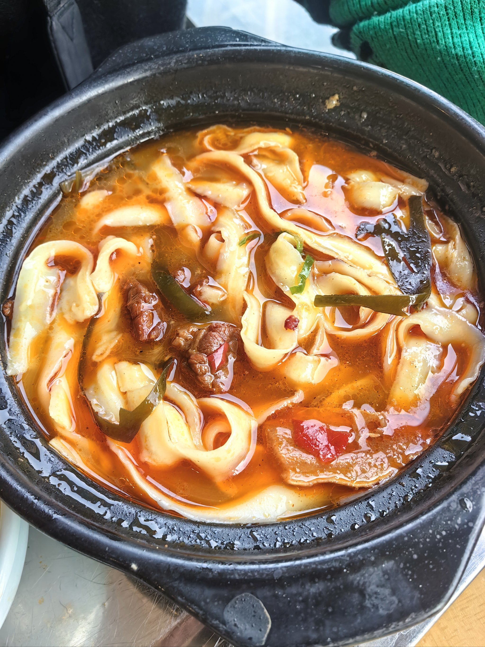 热气腾腾的砂锅面抚慰人心