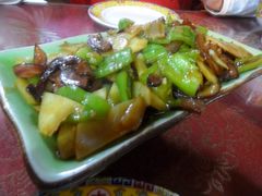 腊猪嘴炒土豆片-布衣草棚风格餐厅