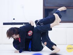 -菠萝格斗巴西柔术训练馆