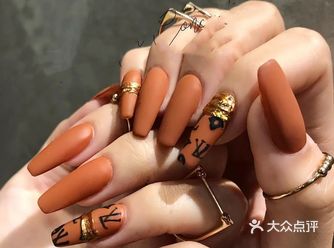 今天要介绍这款LV老花美甲,并不是说真的是这
