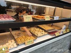 面包甜点陈列柜-四季小馆·地道北京小吃(广百店)