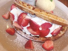 草莓松饼-ROAST coffee & eatery
