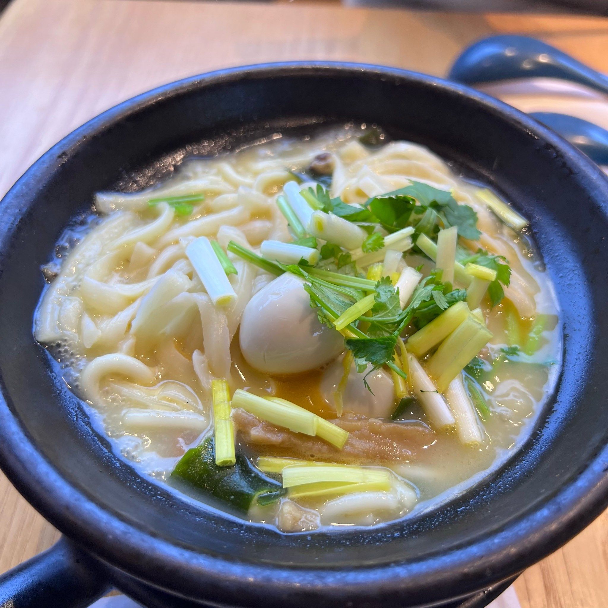 」
选的招牌三鲜两掺
汤头看着鲜美够味
面条