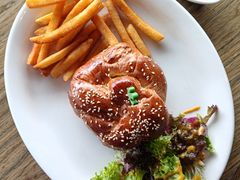 USDA烧牛肋眼片汉堡配美式薯条-WESTWOOD•落日餐厅•乐队演出(前海壹方汇店)