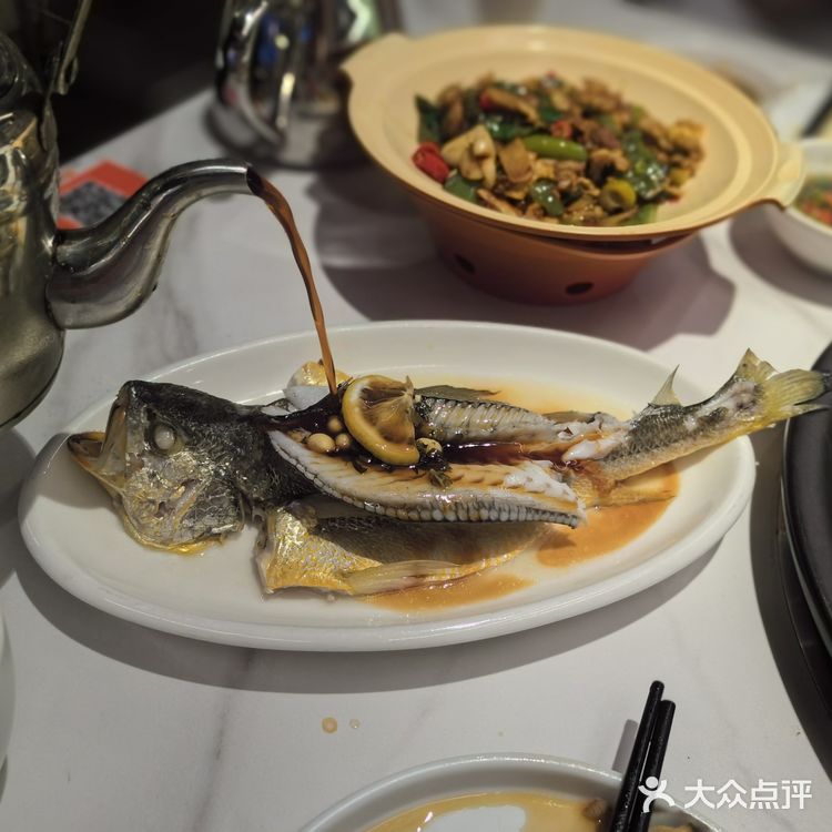 必吃榜海鲜餐厅—第一次有人给剥虾