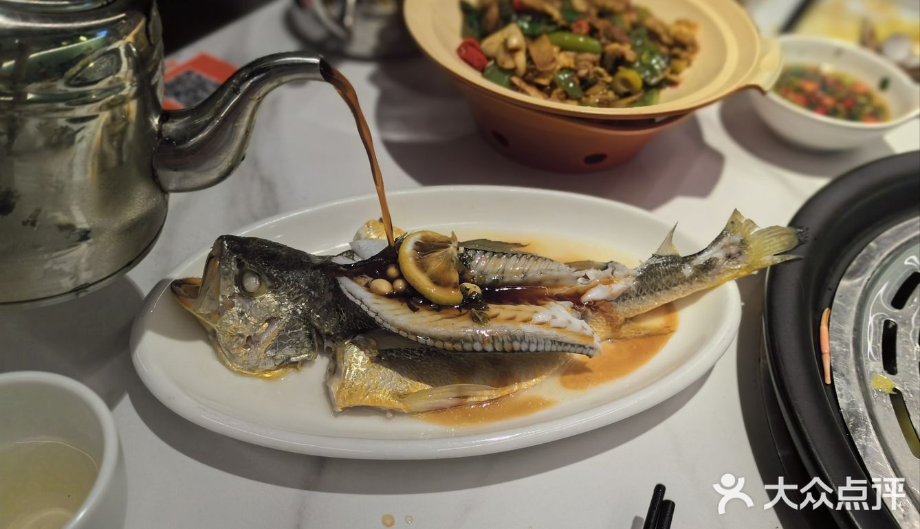 必吃榜海鲜餐厅—第一次有人给剥虾