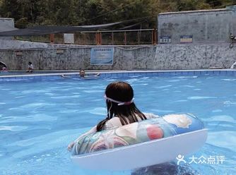 这几天天气越来越暖和了，我带着孩子出去学习游泳