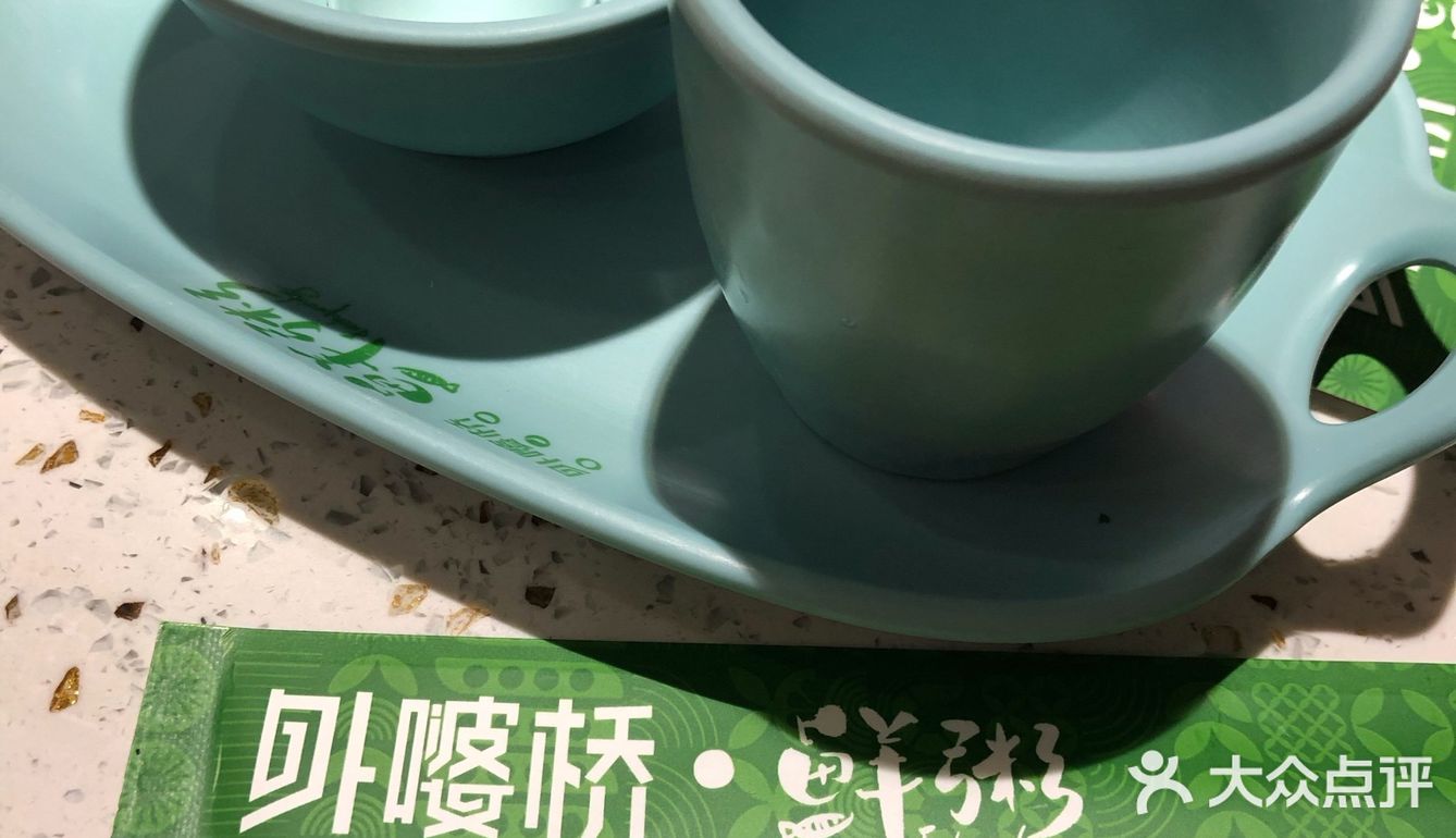 菜量较小，我觉得性价比一般，筷子和纸巾是1元单付钱