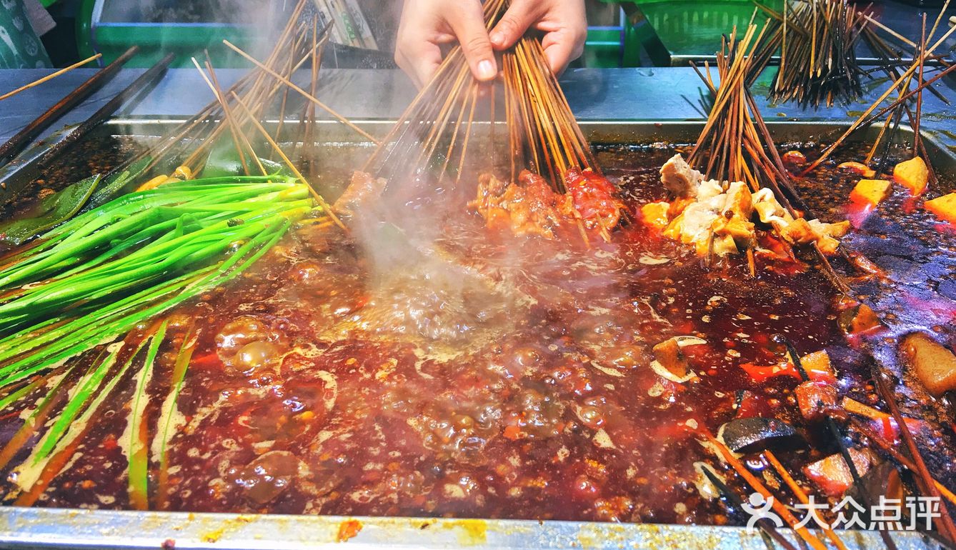 犀浦夜市里人气火爆的麻辣烫