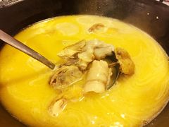 浓厚原只鸡煲花胶汤-鲜入围煮花胶鸡海鲜火锅