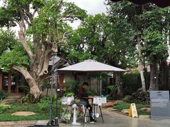-Chom Cafe and Restaurant