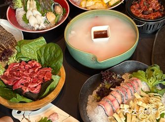 它家火锅是直接把海鲜市场搬进店里了️