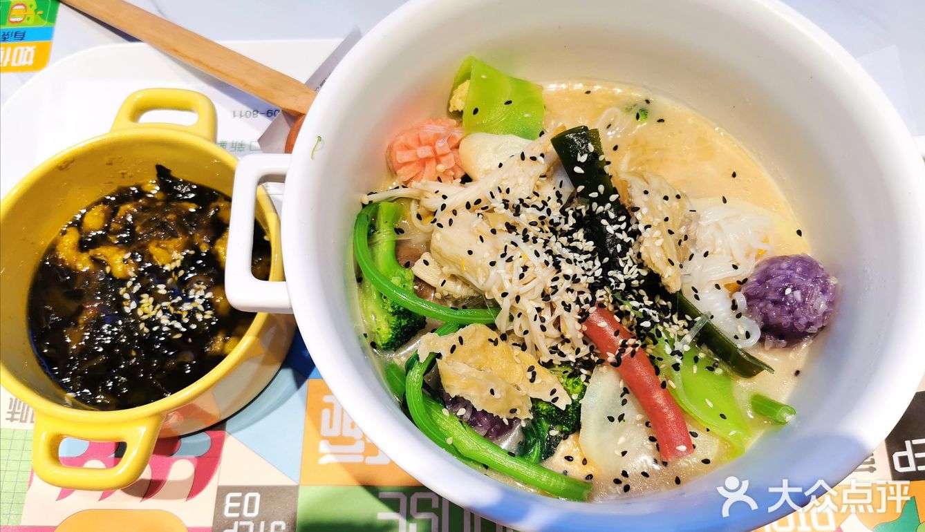 店不大，但味道是真绝！也可以自己调料碗