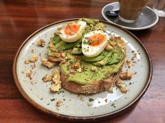 牛油果煮蛋吐司-RAC BAR(安福路店)