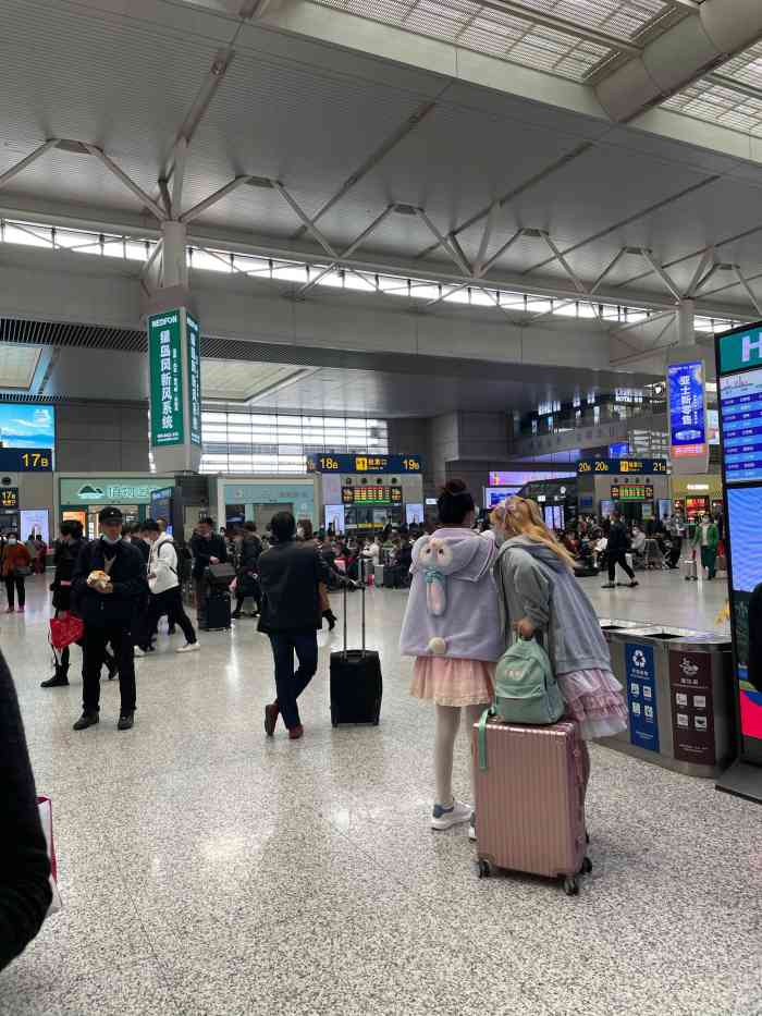 虹桥火车站很大换乘通道和候车大厅的商业设施包括味千拉面永和大王