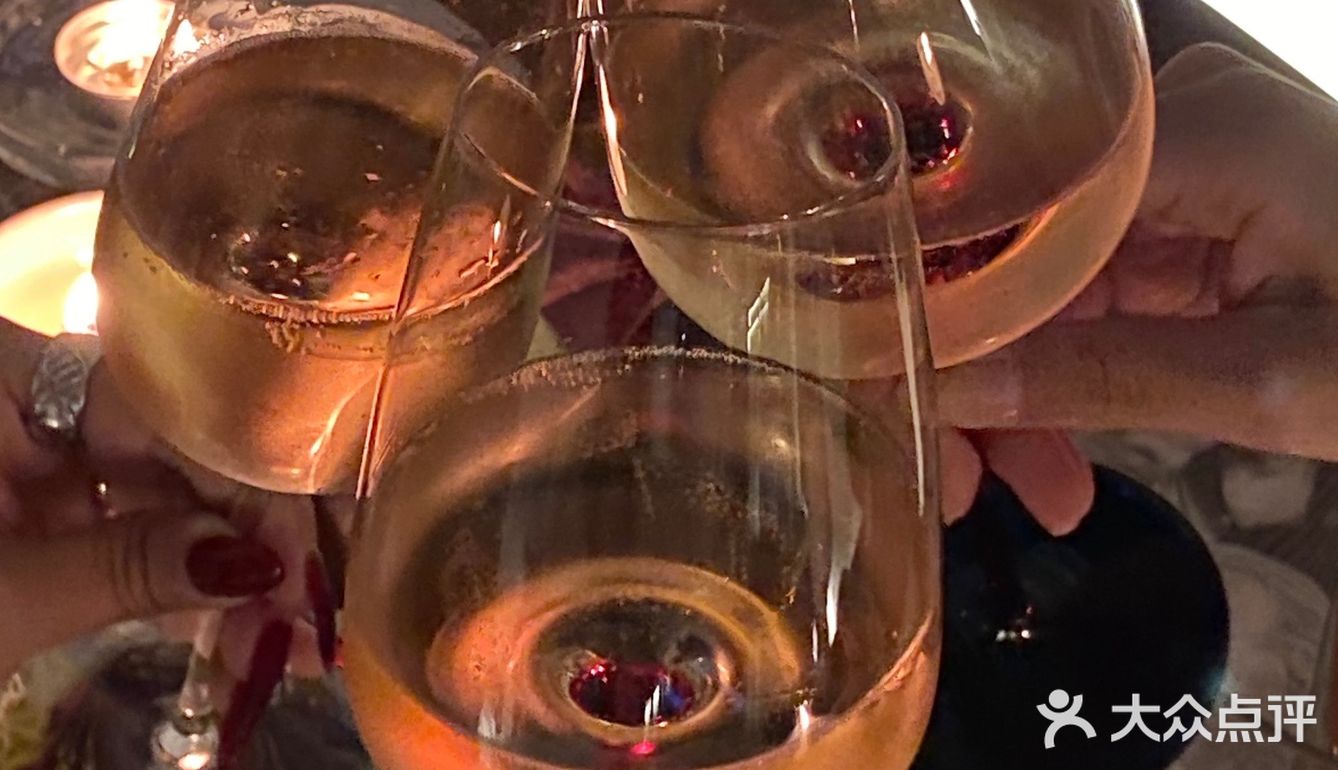青岛探店｜𝐈𝐍𝐈𝐙𝐈𝐎🍾捕捉浪漫的餐酒吧