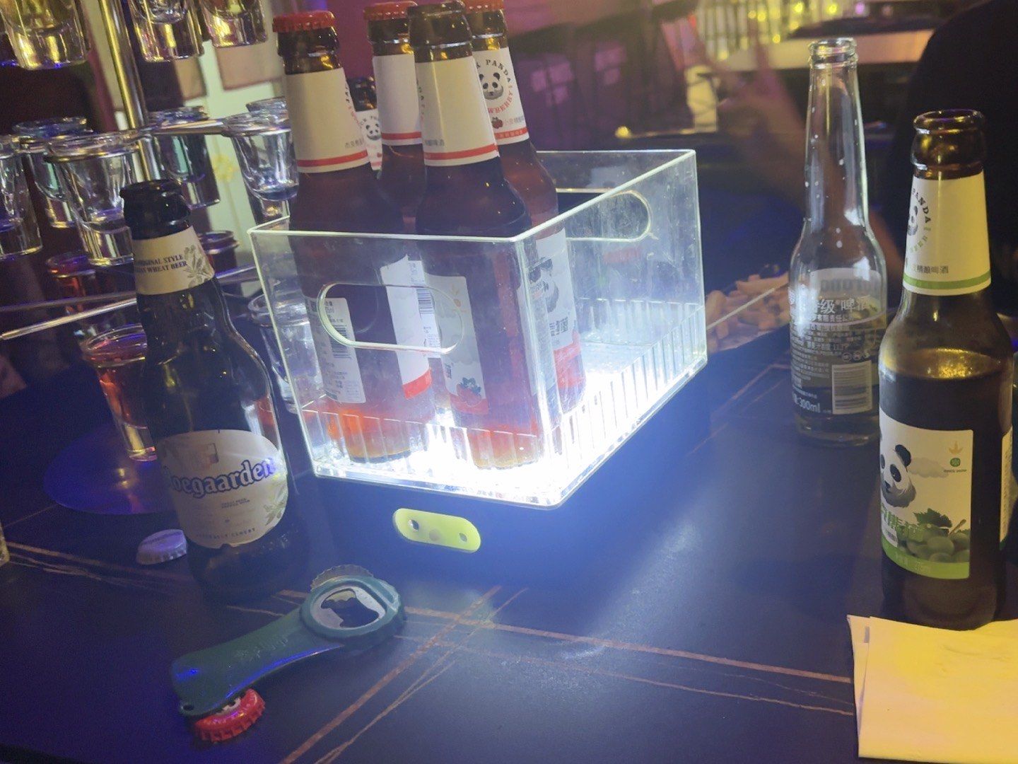 熊猫啤酒好喝,氛围轻松愉快,#深夜酒吧