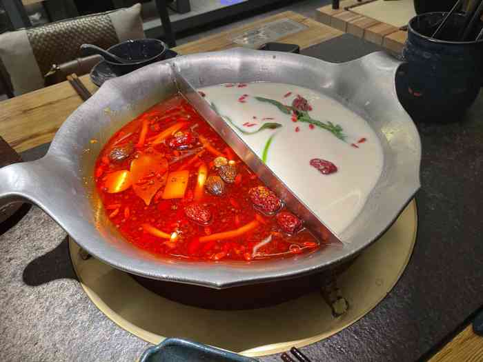 凑凑火锅·茶憩(中航城天虹店)-"02口味:点的是老四川和花椒鸡锅底