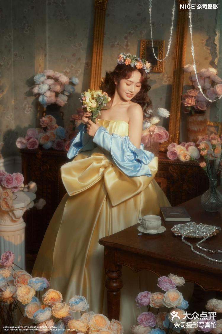 法式油画写真误入莫奈花园的油画少女