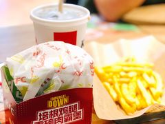 培根鸡腿重磅肉霸堡丰盛餐-肯德基(花乡店)