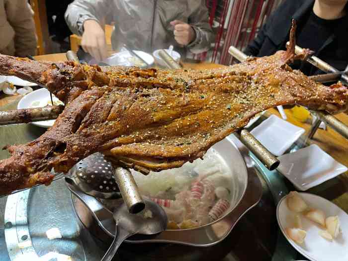 川蒙烤全羊(京东大道店)-"烤全羊真的就是船蒙好吃,三个人我能吃三分.