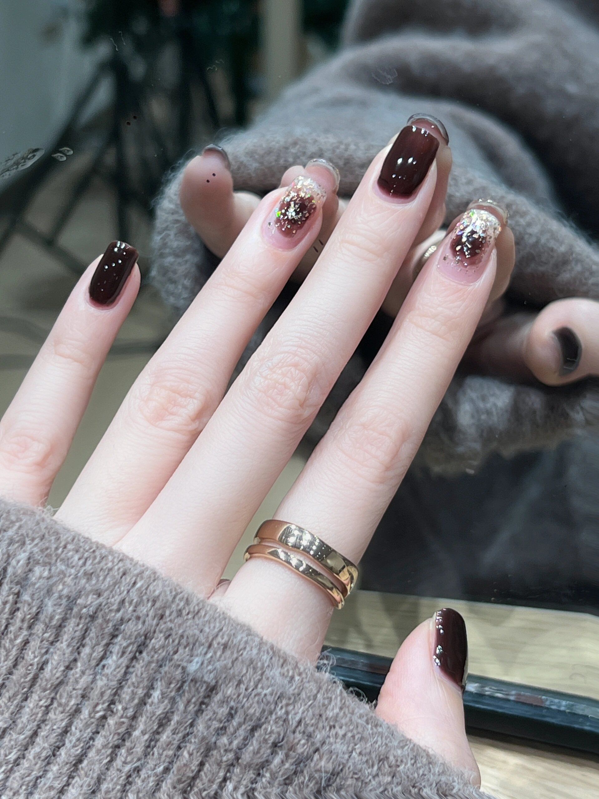 巨巨巨显白的巧克力色晕染美甲!