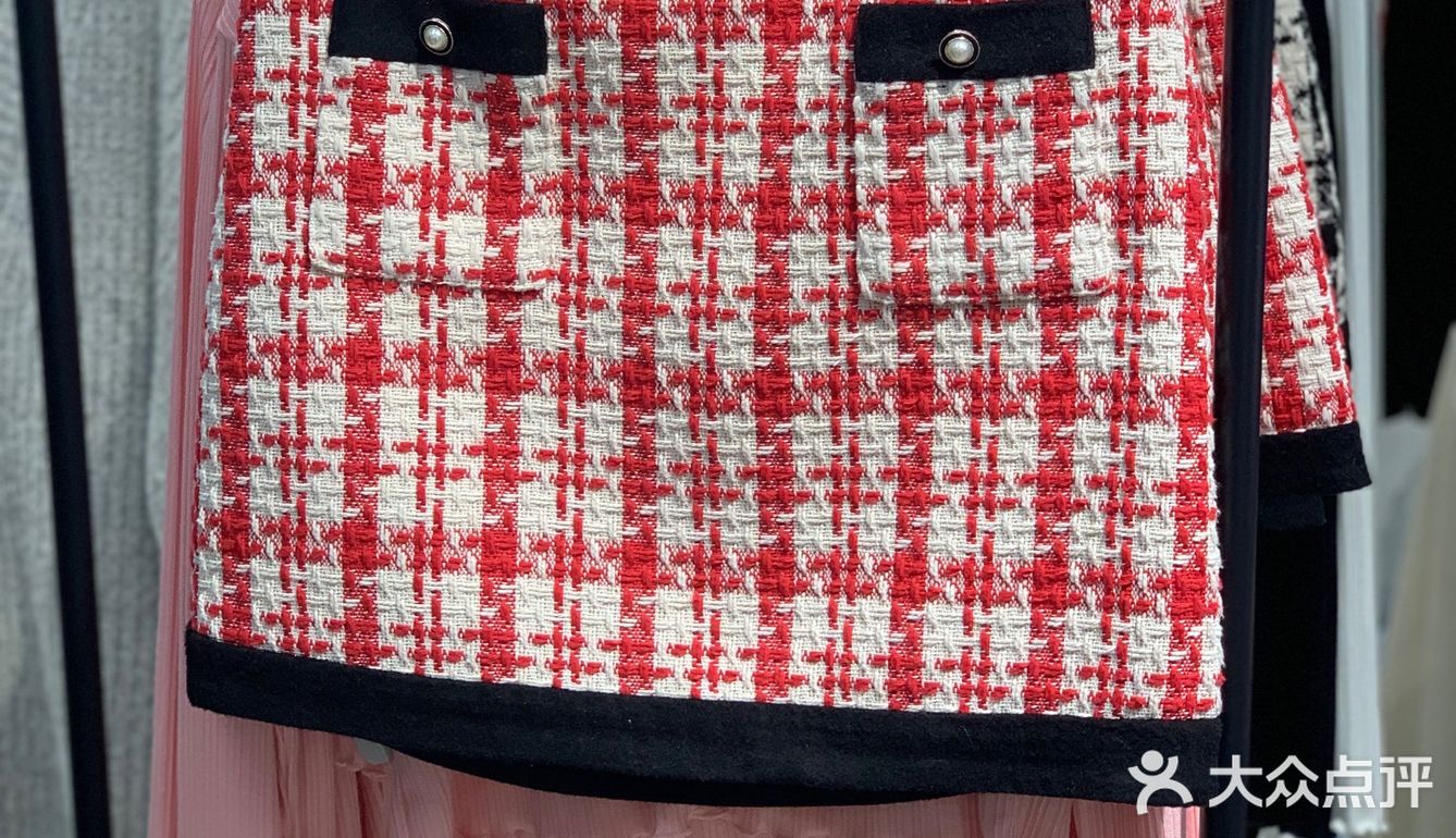 换季穿衣指南｜C&A花边V领短上衣搭配复古小香风短裙