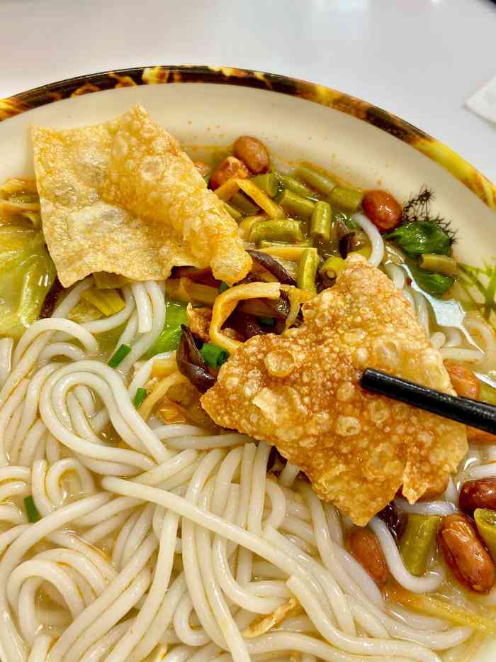 军元柳州螺蛳粉-"店铺在玖洲道入口处,很好找,显眼,方便.