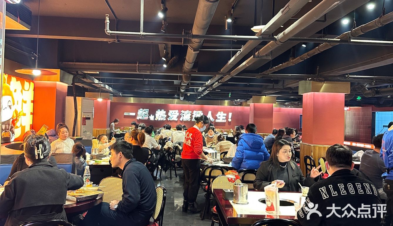 武汉！吃到了！0.8一根的砂锅串串…..