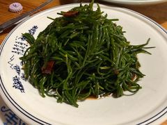 野苦菜拼沙葱-老阿妈乌海蒙餐馆(锦馨园小区店)