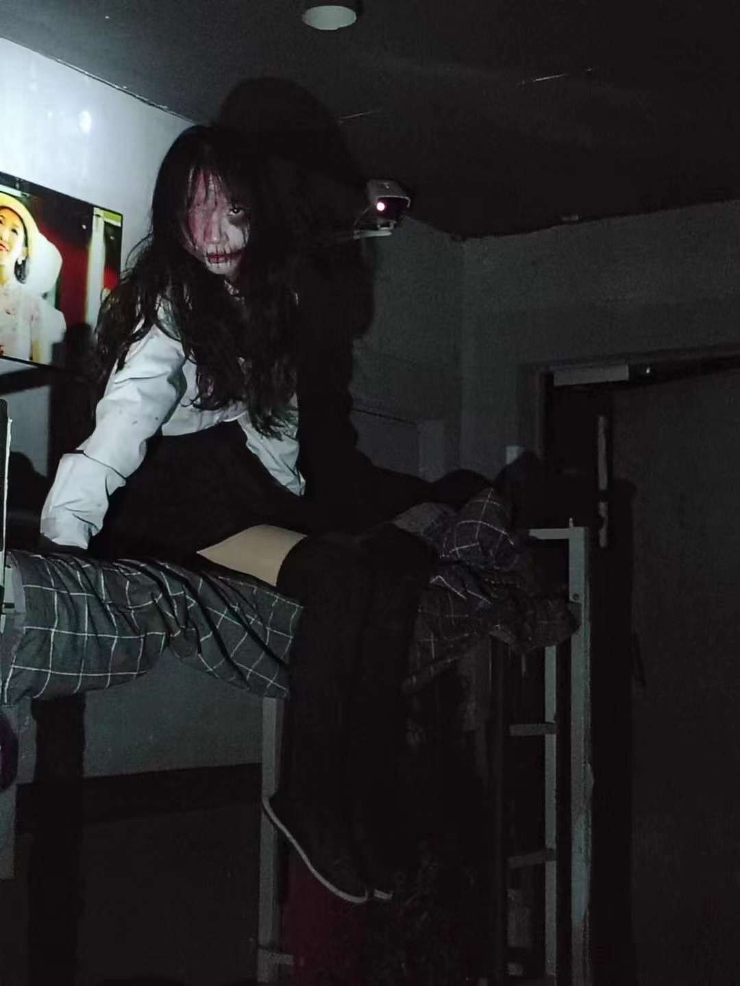 恐怖背景下的她