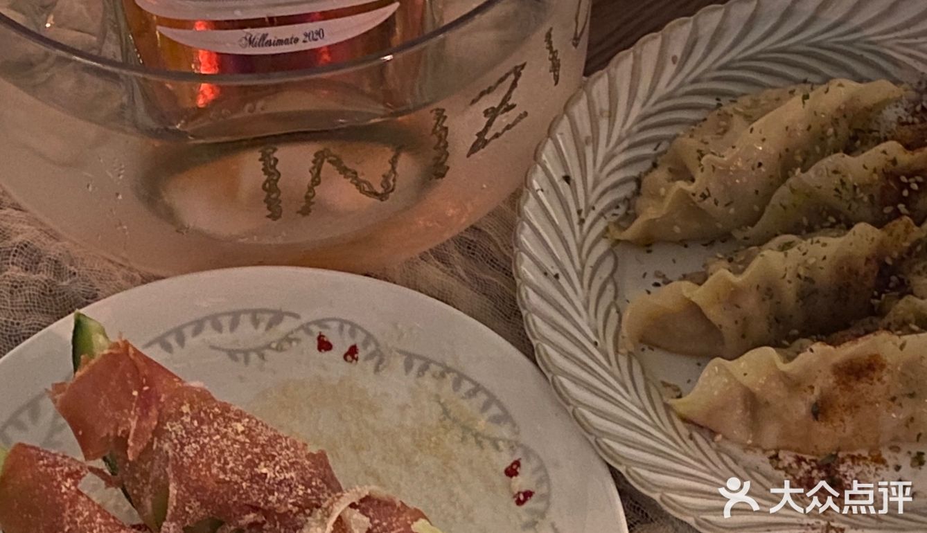 青岛探店｜𝐈𝐍𝐈𝐙𝐈𝐎🍾捕捉浪漫的餐酒吧
