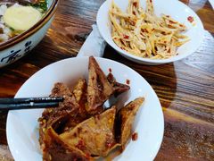 -裕新楼粉面馆·石磨手工粉(四方坪店)