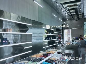 白色主色调的店门口加上店名的英文，极其简约又有设计感