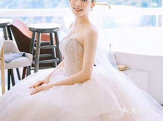婚纱是结婚仪式及婚宴时新娘穿着的西式服饰，婚纱可单指