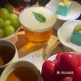 灯光茶香伴，玻璃盏倒影