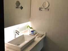 -昆明朗威酒店(昆明站火车站双桥夜市风情街店)