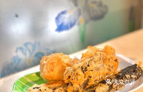 Fried Potato Sticks with Seaweed Strips