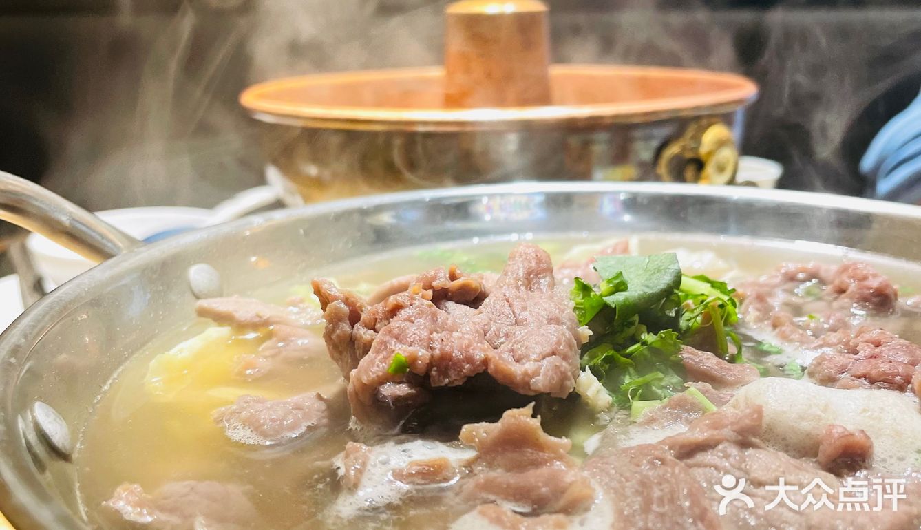 来打卡乐山非遗文化，最近跟跷脚牛肉杠上了[得意]