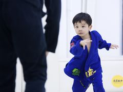 -菠萝格斗巴西柔术训练馆