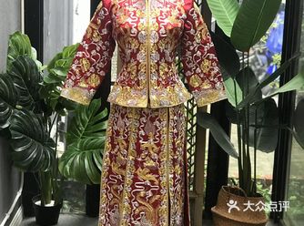 除龙凤外还有祥云，百花、鸳鸯，中国结等等，寓意深长