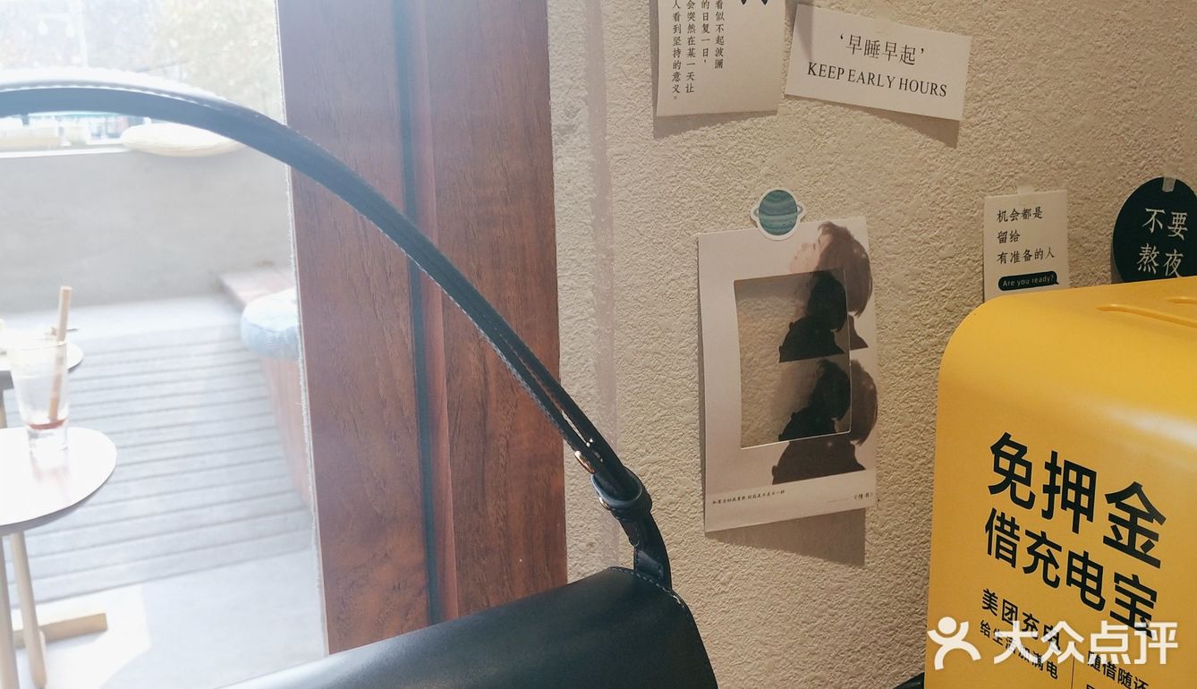春日午后，坐在窗边看日光一寸一寸地挪~