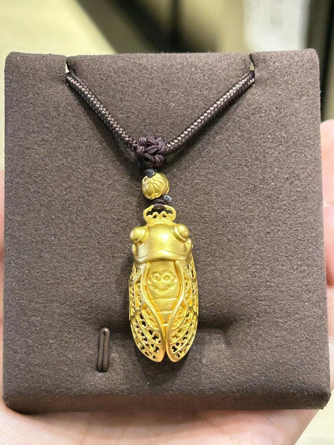 周生生文化祝福系列的金蝉,谐音"金钱"有