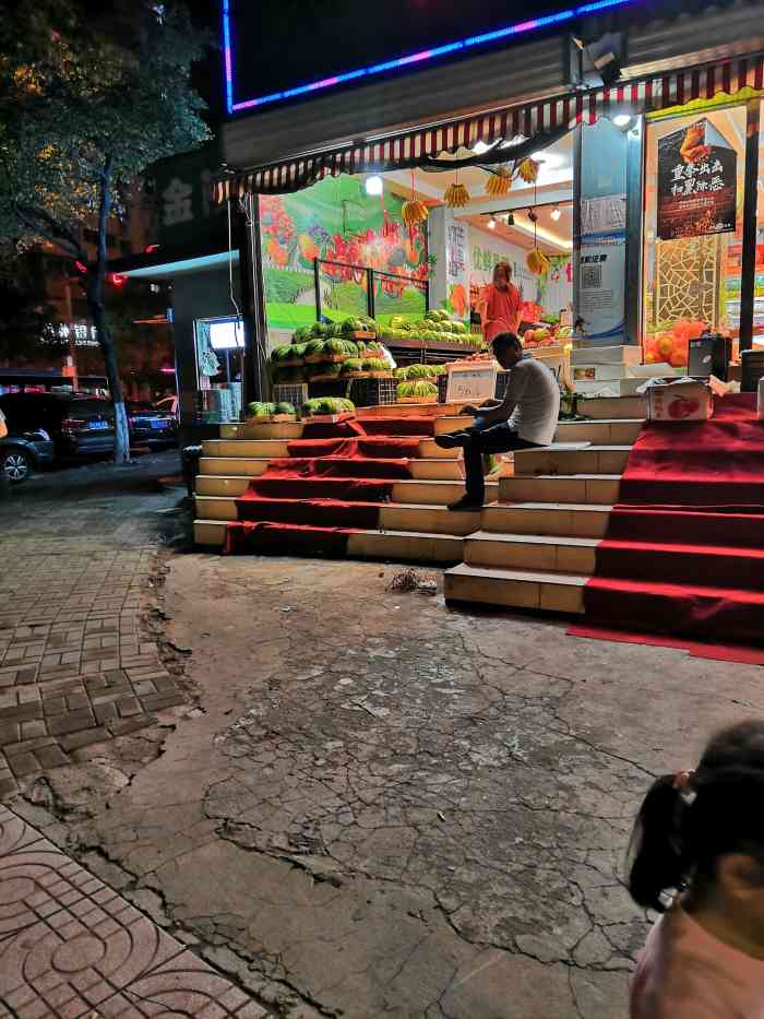 优鲜果园-"水果店在月苑恒大附近的十字路口,位置很好.