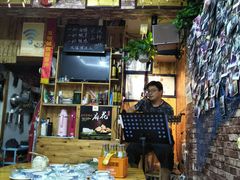 老板自弹自唱~-九华山友谊土菜馆 小资餐厅