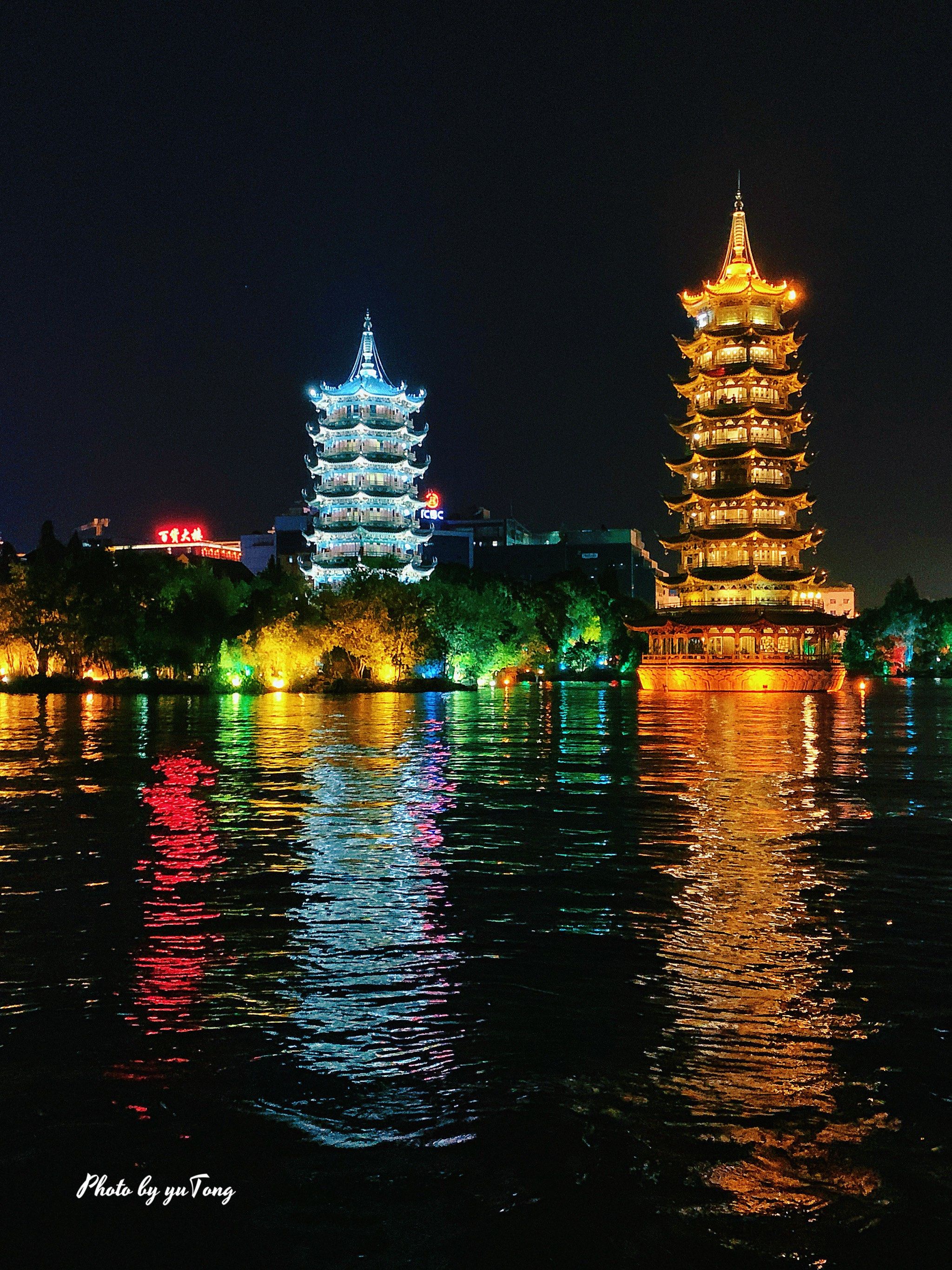 来到桂林
一定不能错过两江四湖的夜游
夜幕降临华灯初上
乘坐