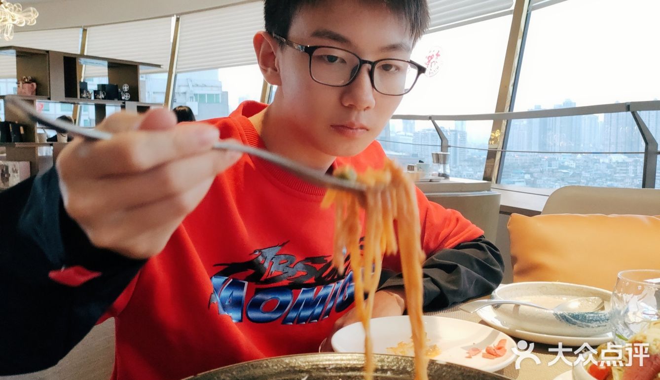 打卡广州旋转餐厅鼻祖