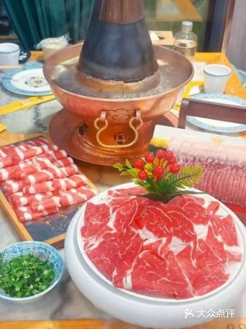 今天，我和同事们就奔向了聚宝源开饭群岛店