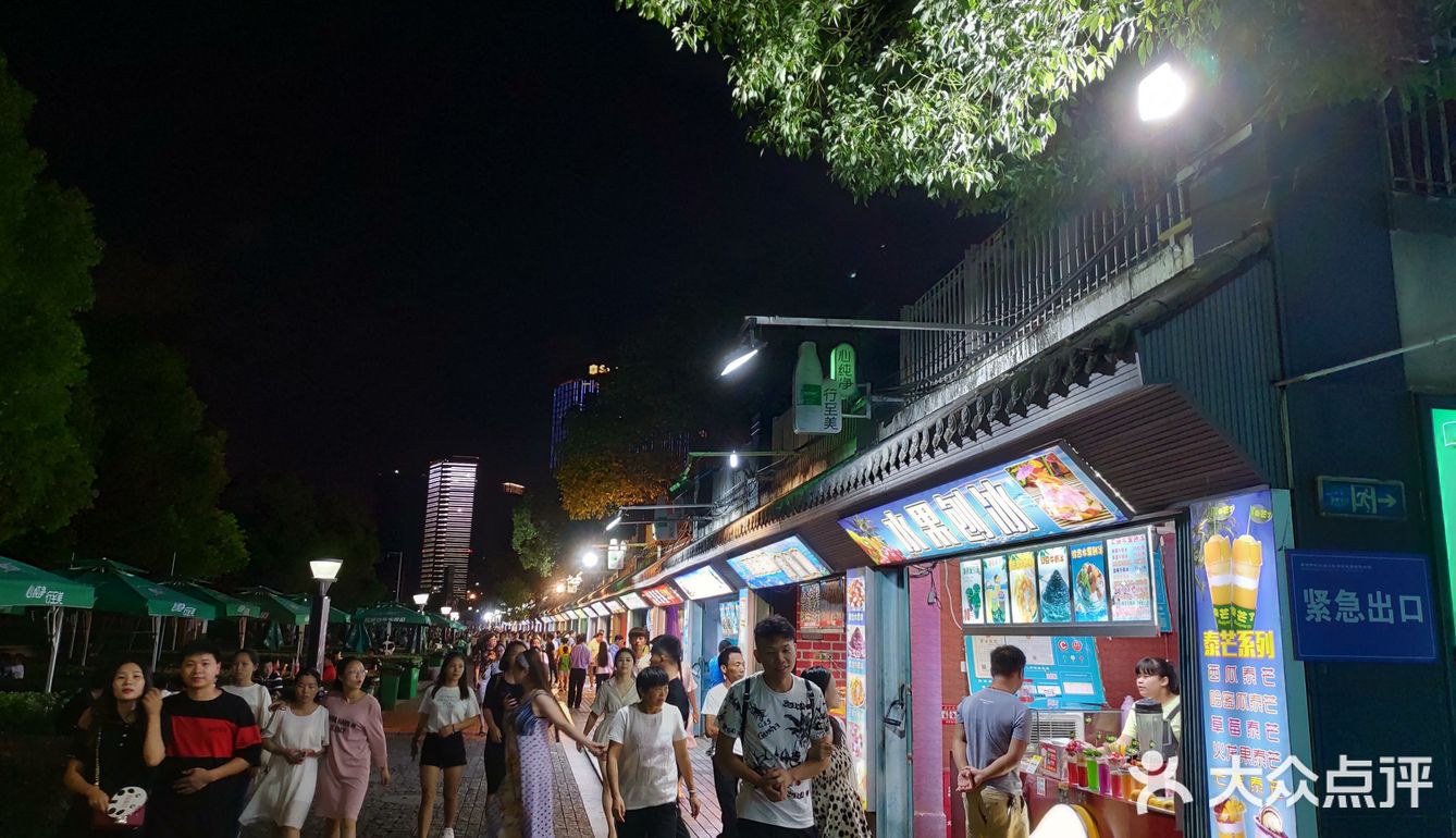 秋水广场美食一条街一条直线到底,主打居然是台湾美食