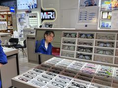 -MiRi眼镜连锁·蔡司·尼康控优点合作店(莘庄店)
